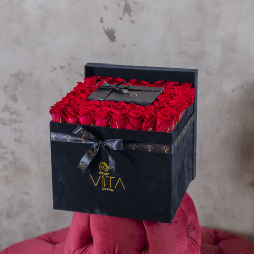 Sesto San - Black Box contains red roses and middle 250g Chocolate
Height:30
Width 33