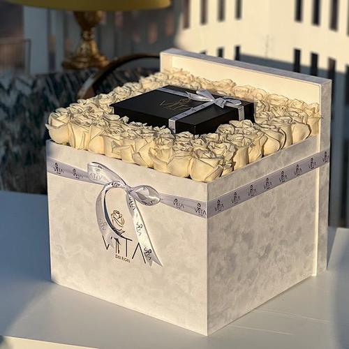 Reggio 2 - White Box contains White roses and middle 250g Chocolate
Height:30
Width 33