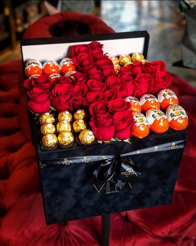 Locca - Black box contains red roses and Ferraro rosheh and kinder surprise chcolate