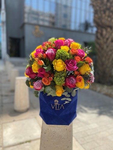 Vita Dei Fiori - Lumbardia - 3D box ocean blue color contains mixed flowers

H: 50 CM
W: 30 CM