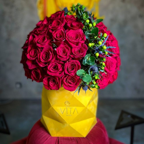 Sette - yellow box contains red roses and other kind of flowers

H: 50 cm
W: 40 cm