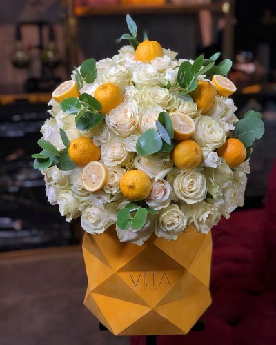 Limoni - yellow box contains mixed flowers and lemon

H : 50 cm
W : 30 cm