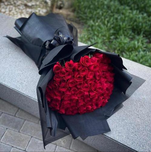 hand - hand bouquet contains 100 red roses