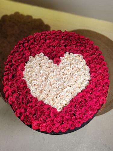 Moi amore white - Balck
box contains red and white roses      w : 65    





 h : 15