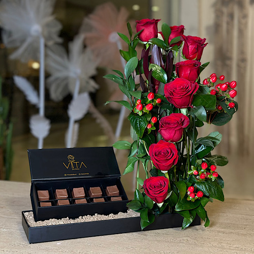 Klinq - A black tray contains red roses, safari sunset and hypericum red with a box of chocolates. W : 60  H : 30