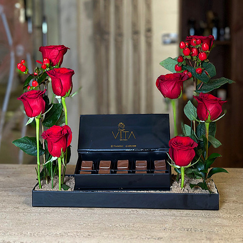 Sol - A black tray contains red roses and red hypericum with a box of chocolates. H : 50 W : 30