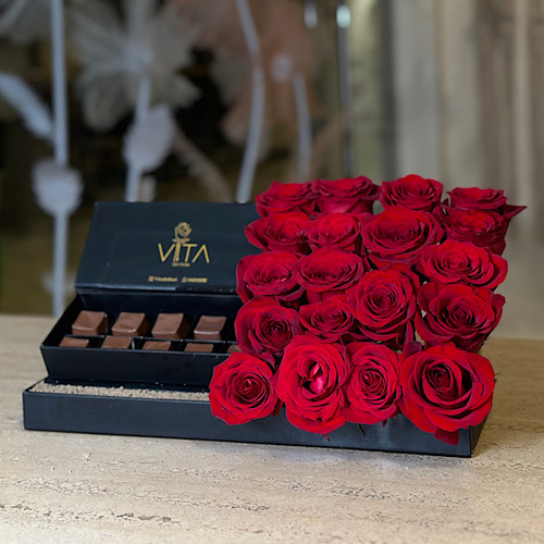 Mon Amour - Black tray contains red roses and a box of chocolates. H : 20 W : 30