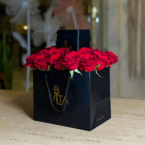 Rinque - Black bag contains red roses with a box of chocolates. H : 22 W : 20