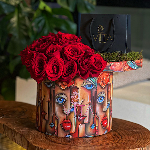 Vita Dei Fiori - HKG - A round box that contains red roses with chocolate. H  : 35 W  : 25