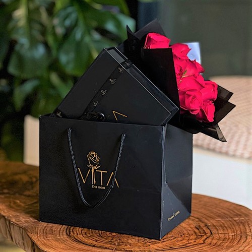 Mate - Bag contains hand bouquet red roses with box chocolate. H : 25 W : 20