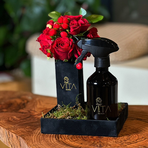 One love - This black tray contains red roses and baby roses with a spray. H : 15 W ; 15