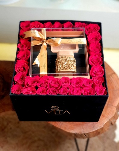 Royal red - Black Box contains red roses and middle box with burner, 
charcoal handle and bakhoor box and you can add toulah sayoufi bakhor  H : 12    
 
 
 
W : 35