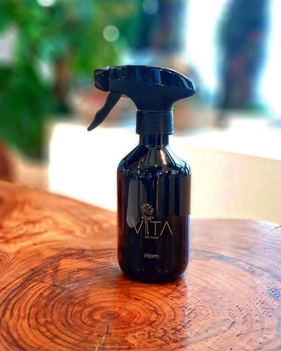 Hiom - 300 ml sprayer 
 Its ingredients: Top notes are rosewood from Bali, lavender, cinnamon and apple; middle notes are rose, cedar and lily-of-the-valley; base notes are agarwood (oud), sandalwood, vanilla, amber and musk