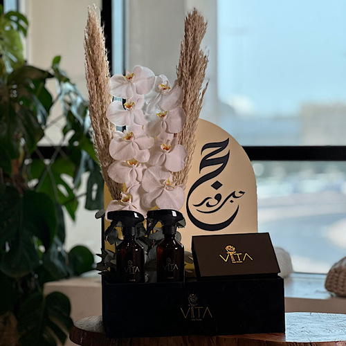 Font - Black box contains white orchid, pampas, 2 spray perfume, 300 gram box of chocolate with hajj sign. Height: 65 Width: 35