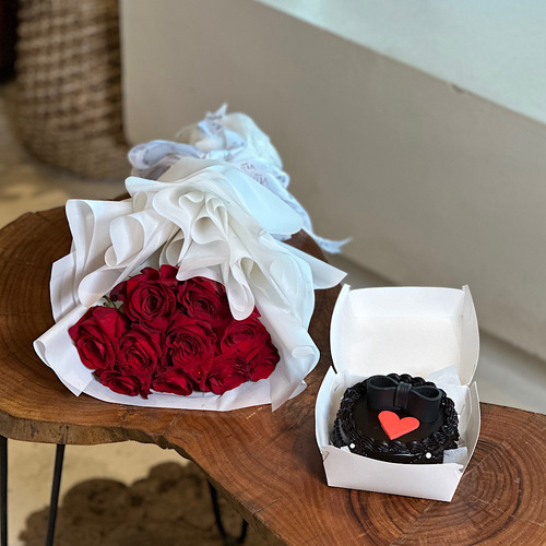 Marble Red - Hand bouquet that contains red roses with white wrapping and a love day cake. Height: 45 Width: 20