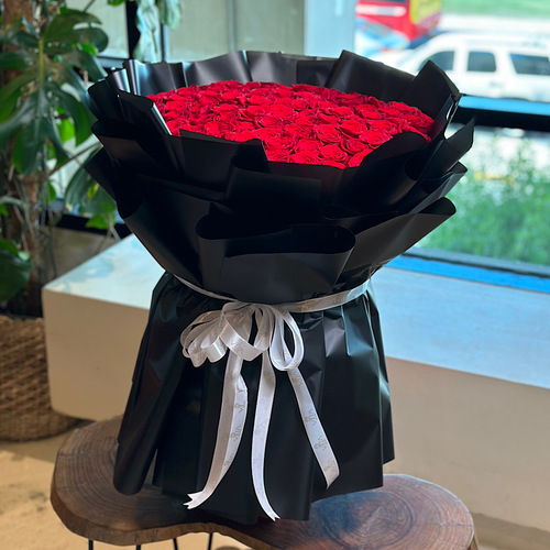 Magnificent Love - Hand bouquet that contains 100 red roses with black wrapping.Height: 80Width: 50