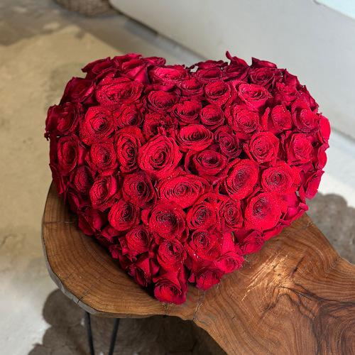 Prestigioso - Red roses in a heart shape design. Height: 12 Width: 35