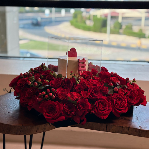 Heart Level - This black tray contains red roses, baby roses and hypericum with a cake.Height: 35
Width: 20