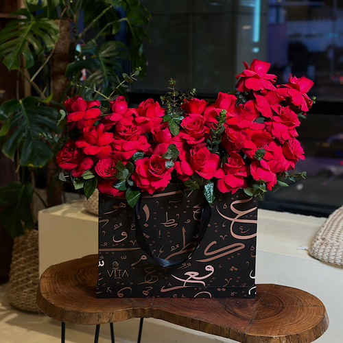 The flower bag - Black box with arabic letter design containing red rosesHeight:90
Width: 40