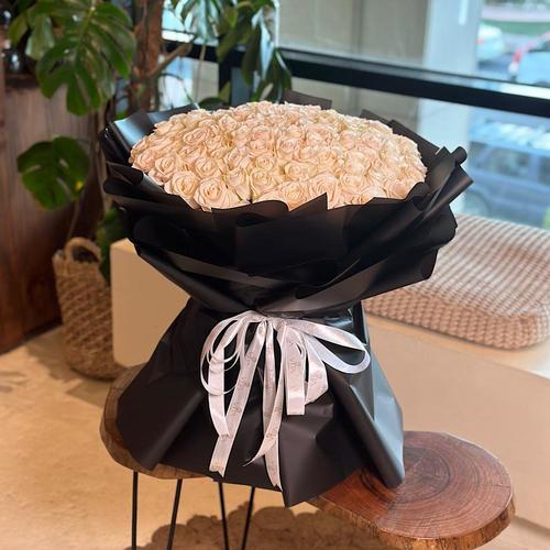 The plain - Hand bouquet contains 100 white roses with black wrappingHeight: 90
Width: 50