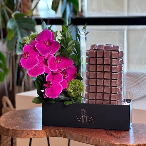 huda - Black
box contains green ruscus ، purple
cut orchid and tower of chocolate with 72 chocolate pieces    Height: 50   



 Width: 30