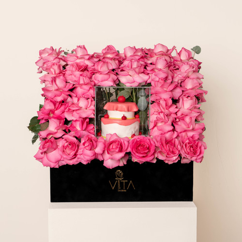 Vita Dei Fiori - Eva - black box contains pink roses with cake 
 H 65 cm  
 W 40 cm