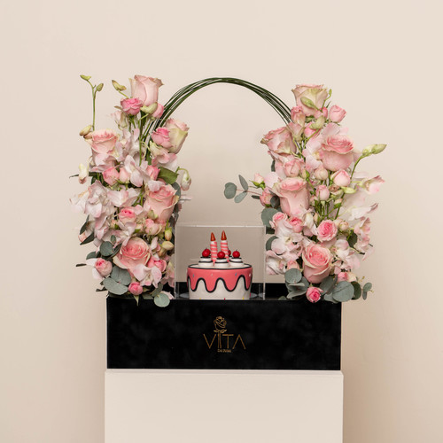 Vita Dei Fiori - Vh - black box contain pink roses pink baby roses green leaves with cake 
 H 65 cm 
 W : 40 cm