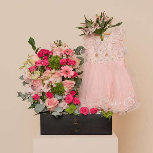 per - black box contain pink grabera fucia baby roses green leaves pink roses with ne born derss 
 H : 70 cm  
 W : 40 cm