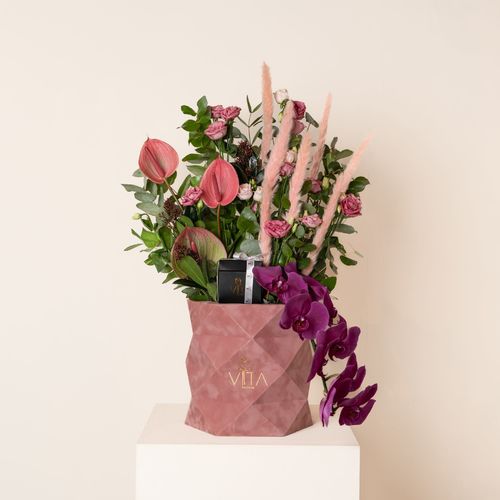 Vita Dei Fiori - tyu - pink box contains mixed flowers H: 60 cm W: 27 cm