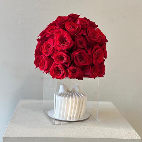 Lasi - An acrylic box that contains red roses, with a cake. Height: 35  Width: 20