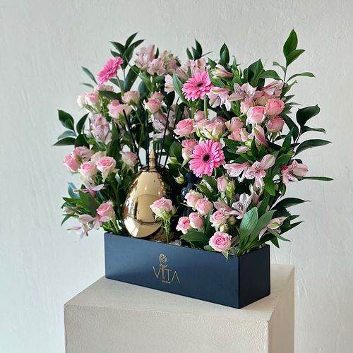 The joile - A black box contains pink baby roses green leaves with diffuser 250 ml Height: 50  Width: 35