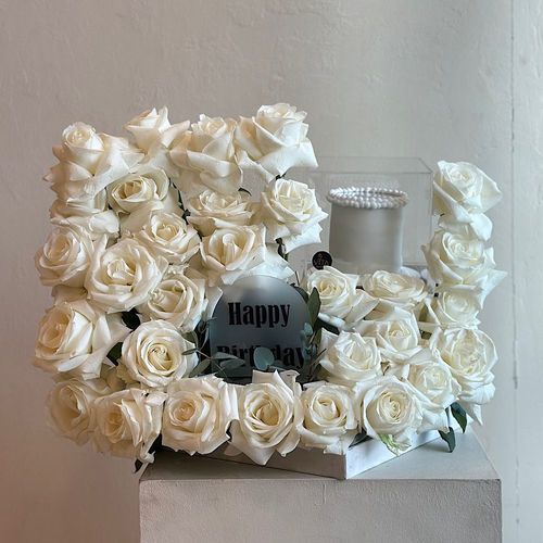 Alba - A tray elegantly filled with white roses with a cake. Height: 50 Width: 40