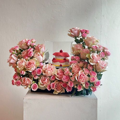 Calopar - A tray elegantly filled with pink roses and baby roses with a cake. Height: 50 Width: 20