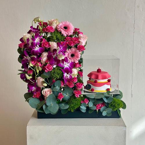 Eyalet - A tray that contains roses, baby roses, gerberas, and baby orchids with eucalyptus leaves. Comes with a cake. Height: 55 Width: 20
