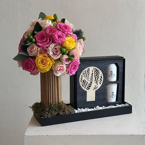 inspayer - A tray elegantly filled with roses in pink, yellow, rose and sweet unique, hypericum green eryngium, green leaves and in the middle diffuser and candle gift box. Height: 70 Width: 30
