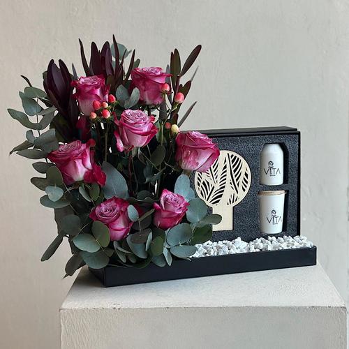 Diopter - A tray elegantly filled with roses deep purples and safari sunset, hypericum pink, green leaves and in the middle diffuser and candle gift box. H: 50 W: 30