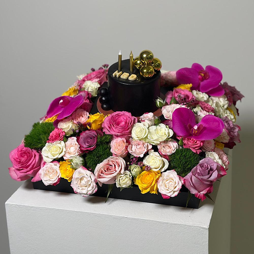 Majesty - A black base that contains deep purple roses, yellow roses, pink roses, green stick, cut flowers purple Artificial, baby roses and leaves, comes with a cake. Height: 40 cm Width: 25 cm