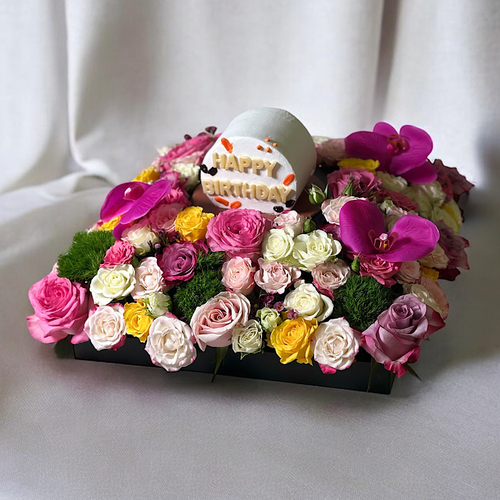 Warna - A black base that contains deep purple roses, yellow roses, pink roses, green stick, cut flowers , baby roses and leaves, comes with a cake Height: 30 Width: 40