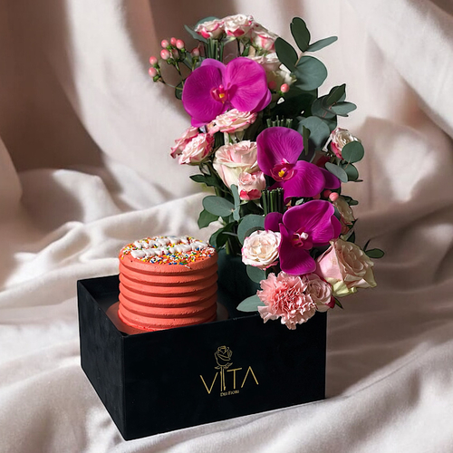 Dera - A black box that contains pink roses, carnations and pink baby roses, purple hypericum cut flowers and eucalyptus leaves. comes with a cake. Height: 50 Width: 20