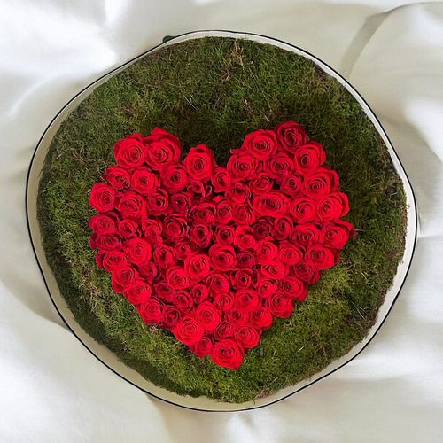 Marco - A black box that contains a bouquet of red roses shaped like a heart. Height: 15 cm Width: 65 cm