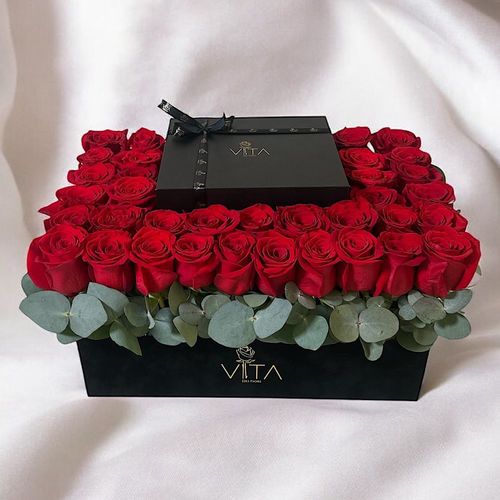 Renzi - A black box that contains red roses and middle diffuser Height: 30 Width: 40