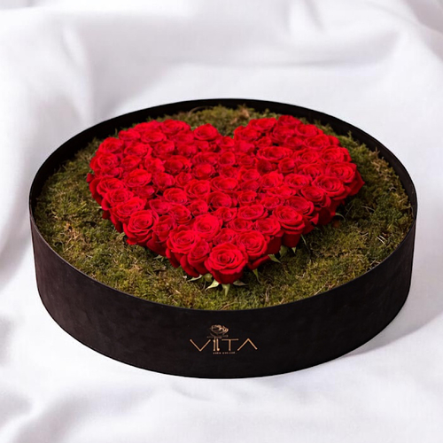 Marco - A black box that contains a bouquet of red roses shaped like a heart. Height: 15 cm Width: 65 cm