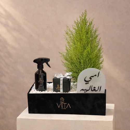 Mom Charm - A black box contains Lemon scented gold crest ,with chocolate, home fragrance and a topper. Height: 50 cm Width: 40 cm