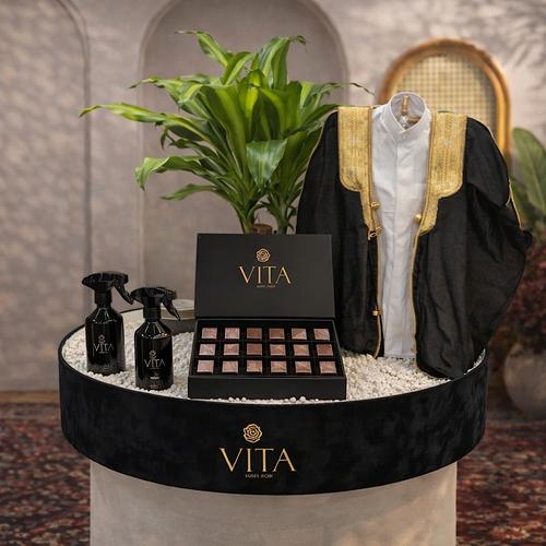 Treaty - This black box contains a plant, a baby dishdasha, a baby bisht, 250g of chocolates, and 2 spray perfumes. Height: 60 Width: 40