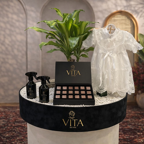 Banat - This black box contains&nbsp; a plant, with Comes with a white dress for a newborn baby.&nbsp; and&nbsp; 250 grams of chocolate and 2 spray perfume Height: 60 Width: 40