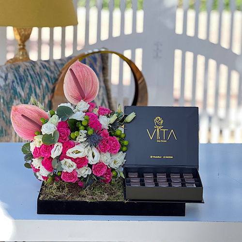 sujuo - tray contains fucia,white,pink baby roses and pin anturiom with 250 grams chocolate