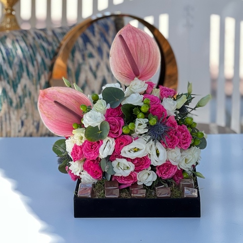 Vita Dei Fiori - saji - flat tray contains baby roses white, pink  fucia ,pink antuiom green leaves with 10 pcs chocolate