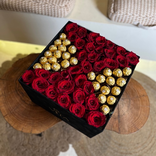 Vita Dei Fiori - Que - Large box black contains red roses and ferreroh rocheh chocolate  
 h 35 w 33