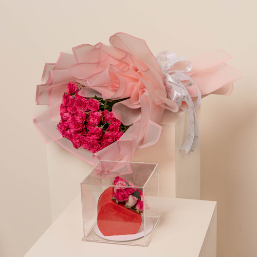 Te Amo - This hand bouquet contains fuchsia baby roses with a cake. Height: 65 Width: 35