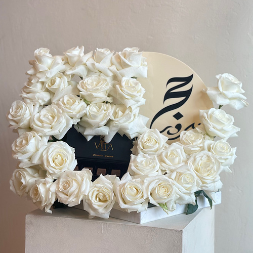 hajo - Tray contains white roses with box of chocolate